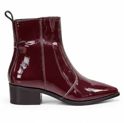 MEN’S GLOSSY BURGUNDY POINTED-TOE ANKLE BOOTS WITH GOLD ZIPPER
