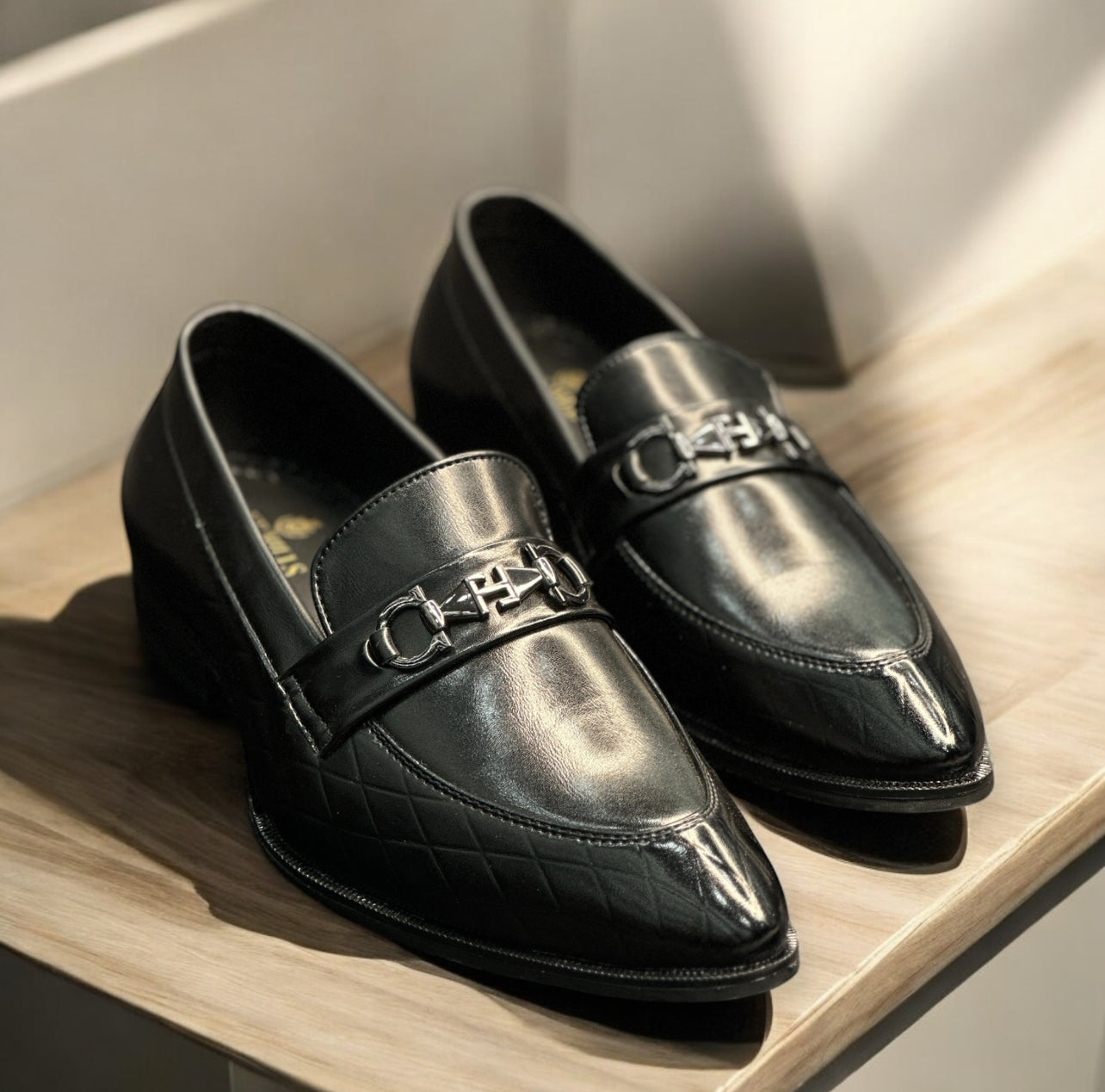 SHARP NOSE LEATHER BUCKLED LOAFER