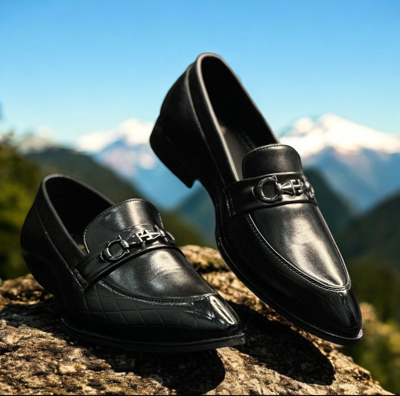 SHARP NOSE LEATHER BUCKLED LOAFER