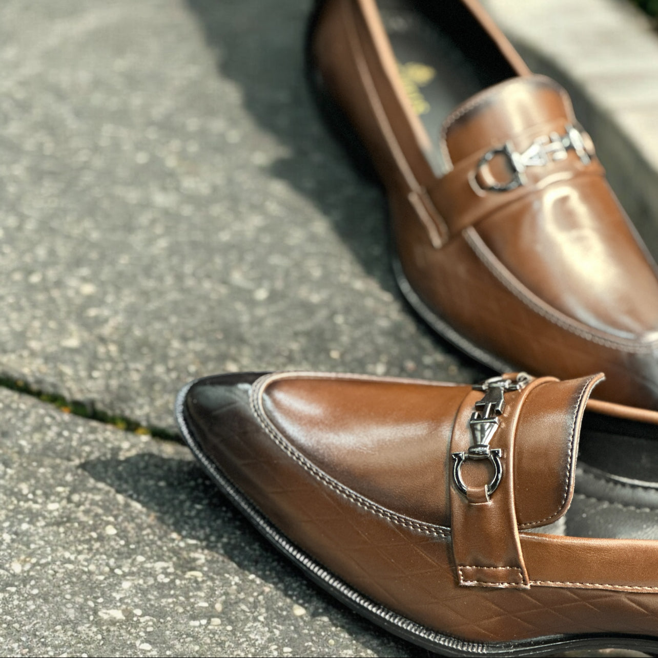 SHARP NOSE LEATHER BUCKLED LOAFER