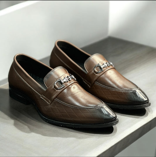 SHARP NOSE LEATHER BUCKLED LOAFER