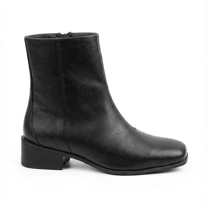 MINIMAL BLOCK-HEEL BLACK BOOTS